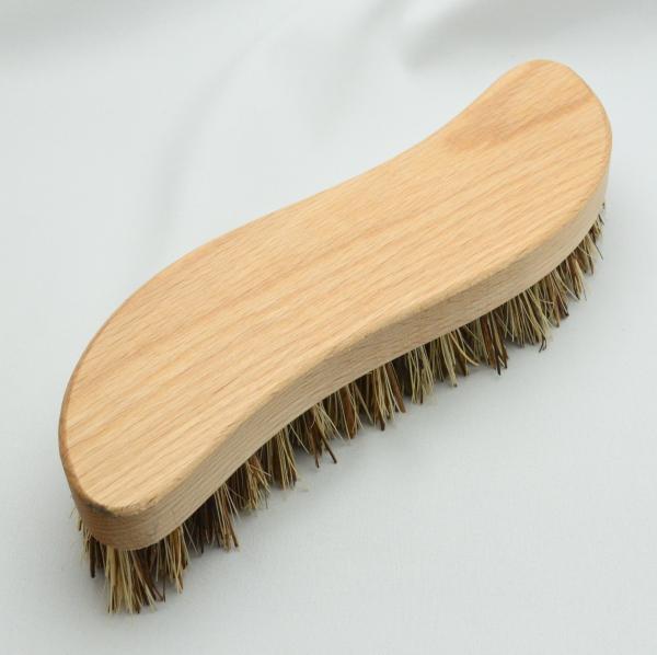 S-Form Waschbürste, Scheuerbürste mit dunkler Union-Fibre (zwei Naturfasern). Hergestellt in Todtnau von der Bürstenfabrik Keller GmbH, ein Traditionsunternehmen seit 1869. S-Form Waschbürste, Scheuerbürste mit dunkler Union-Fibre (zwei Naturfasern). Hergestellt in Todtnau von der Bürstenfabrik Keller GmbH, ein Traditionsunternehmen seit 1869.